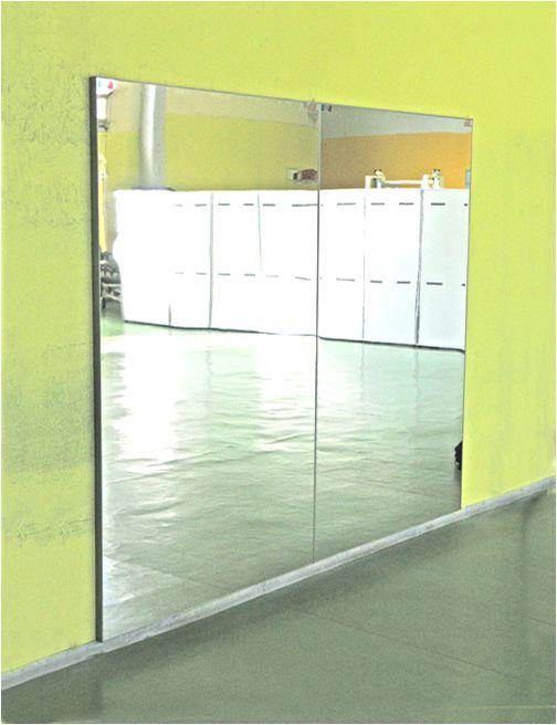 Lo specchio puo' essere fissato a parete oppure puo' essere reso trasportabile a 1/2 carrello (vedi art.2556). PREZZO CAD. CAD 297,50 2547 Specchio Pignatti idem come art.