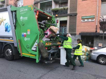 acquisto di merci fisiche online ha pareggiato l acquisto di servizi online Aumento della produzione di cartone presso le utenze domestiche Le