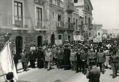 Decennio 1945-1955 Il Paese si avvia al Nord verso una veloce industrializzazione mentre al Sud si radicalizza il contrasto