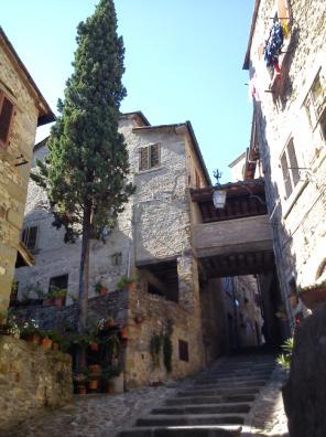 Le sue mura ben conservate racchiudono il centro storico ricco di vie, chiese e palazzi in pietra e laterizio.