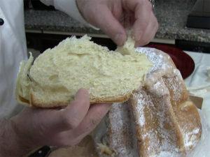 Pandoro con Lievito Madre Presentazione Il Pandoro è il dolce natalizio che non può mancare sulle nostre tavole durante il periodo natalizio.