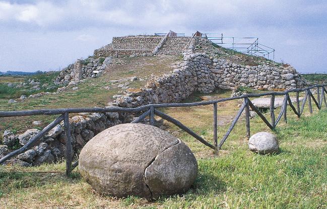 Fig. 45. Altare preistorico di Monte d Accoddi: veduta da sud-est. In primo piano il cosiddetto omphalos e a destra un altra pietra sferoidale.
