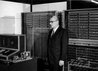 Le origini dell informatica Benché alcuni storici dell informatica attribuiscano la primogenitura allo Z1 costruito nel 1939 da Konrad Zuse, è l EDVAC di Von Neumann