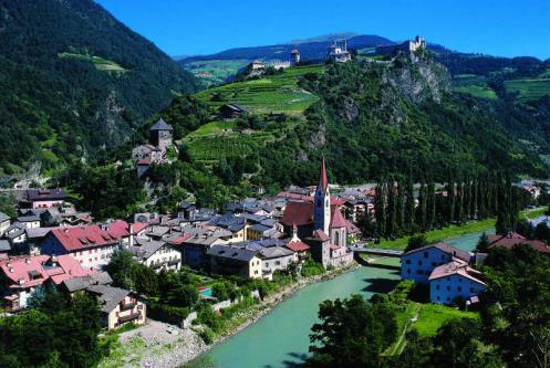 Jenbach. 4.giorno: Jenbach Bressanone (ca. 90 km + treno) Da Jenbach pedala per la ciclabile, ben progettata, che corre lungo il fiume Inn fino a farla entrare nel capoluogo del Tirolo, Innsbruck.