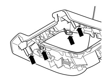 60 Vale per tutte le vetture IMG-282545 61A Figura A e B Staccare cautamente a leva il pannello della console centrale su entrambi i lati del bordo posteriore.