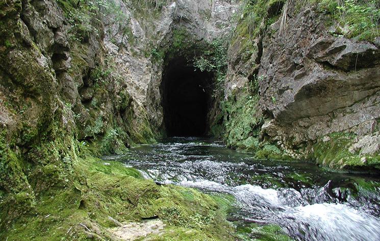 Il solitario Monte Cairo e le magnifiche grotte di Falvaterra 23-24 settembre 2017 Il Monumento naturale regionale di Falvaterra è situato in Provincia di Frosinone, in piena