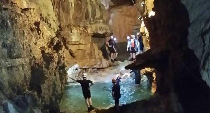 Tutti i percorsi in grotta sono accompagnati da guide abilitate messe a disposizione dalla struttura organizzativa delle grotte.