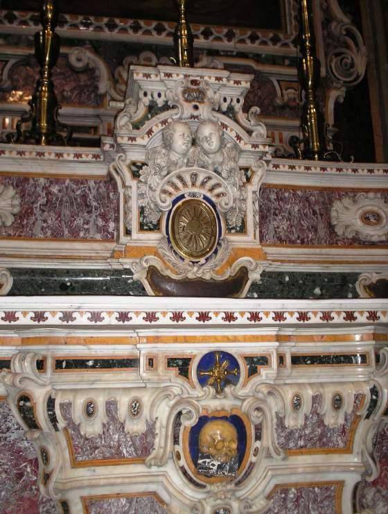 L abside accoglie un altare che, per dimensioni ed imponenza, viene considerato l apoteosi del barocco napoletano.