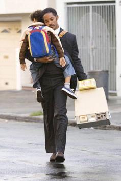 Jaden e Will Smith in La ricerca della felicità, Columbia Pictures (2006) La valigetta è un bone scanner densitometer, per la diagnostica