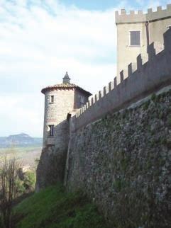 Talamello: particolare della torre di difesa e della cinta muraria atavico angoscioso torpore; d un tratto vede schiudersi uno spiraglio di luce nel futuro dei suoi due figli e, cosa che mai le era