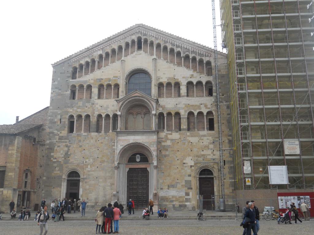 Palazzo della Pilotta: imponente, austero, monumentale, quasi a dividere il centro