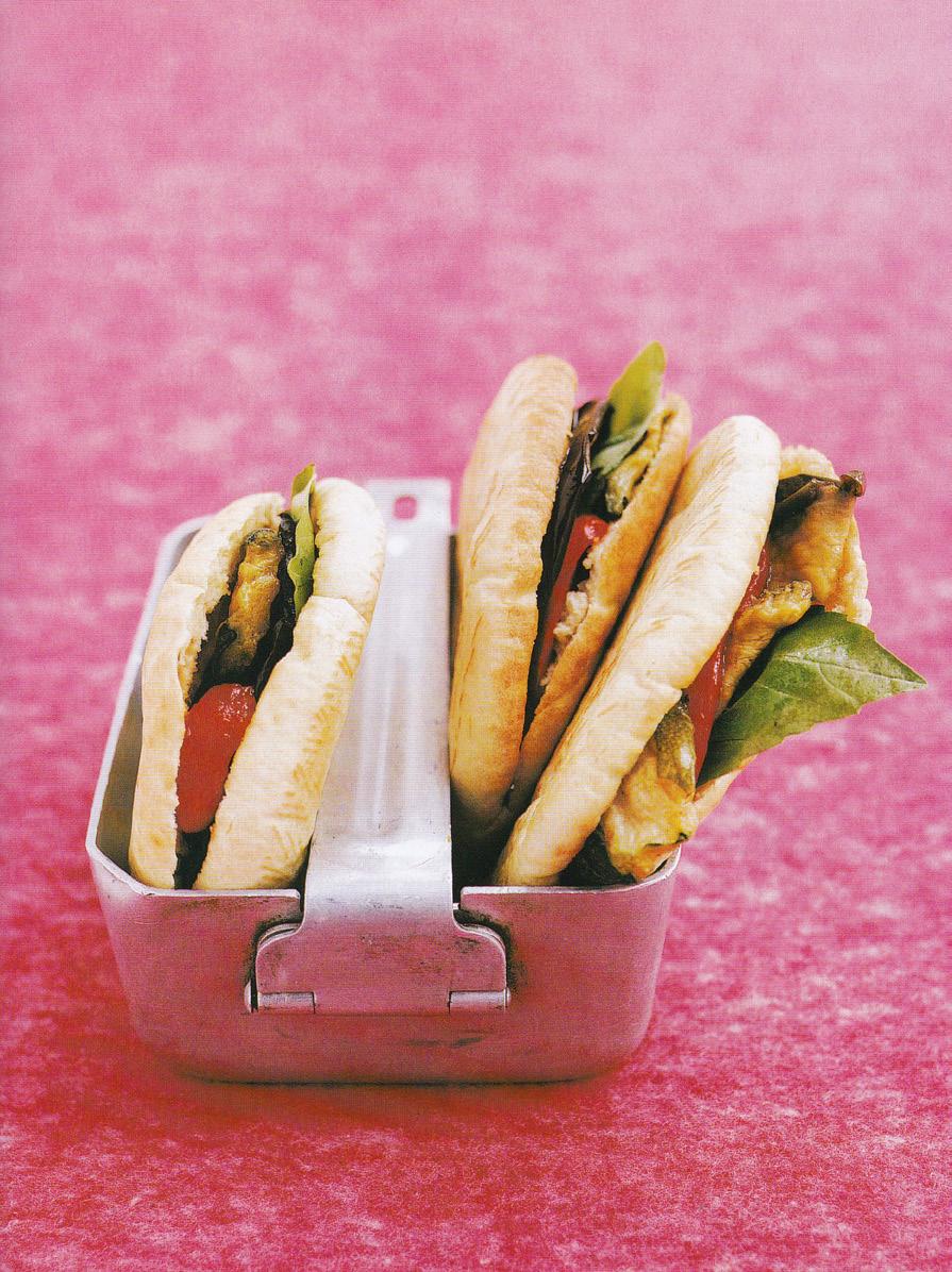 Sandwich Veggy 4 piccole pitas verdure grigliate 4 pomodori secchi 4 folgie di basilico Condite le verdure grigliate con