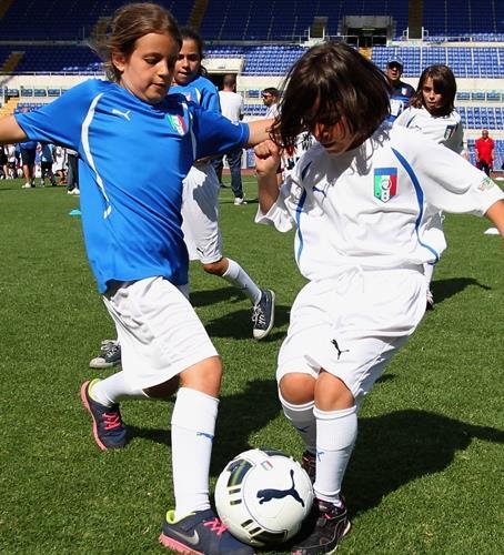 SCUOLA SECONDARIA DI 1 GRADO RAGAZZE IN GIOCO PARI OPPORTUNITÀ Promuovere il gioco del calcio tra le bambine e dare loro l opportunità di poter giocare in un ambiente familiare, insieme ai propri