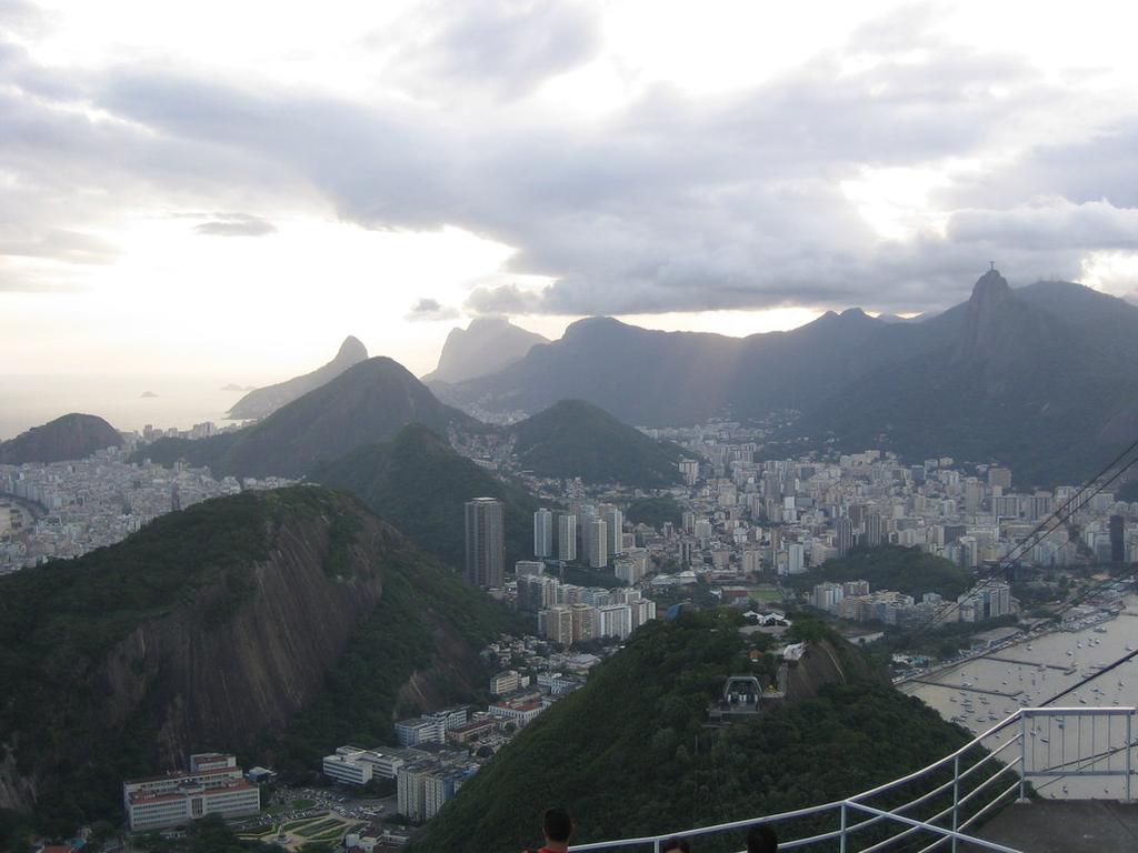 Proseguimento lungo le strade Ouvidor e Goncalves Dias, dove potrete ammirare il tradizionale caffè Confeitaria Colombo, la Piazza Carioca fino ad arrivare alla cattedrale Metropolitana.