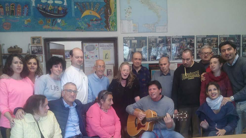 MUSICA AL "MOSAICO" Anche il cantautore Sandro Giacobbe ha voluto festeggiare il compleanno dell'associazione, visitando