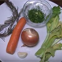 Tagliate le verdure (carota, sedano e cipolla) a