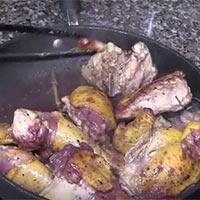 Quindi rigirate il pollo e sfumate con un bicchiere di vino