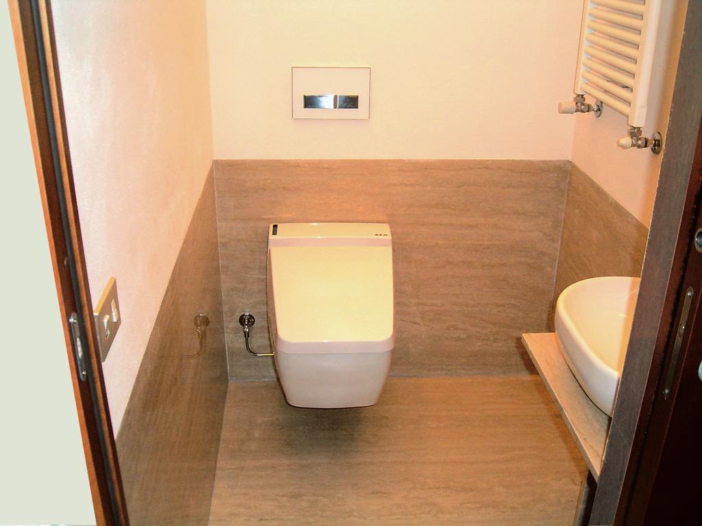 1.870 cod. SJ IVA escl. GAMMA AC C E S S I B I L I TÁ WC elettronico con funzione bidet JET E un wc in ceramica, modello sospeso, che abbina la funzione wc alla funzione bidet.