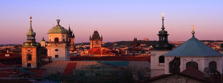 Passeggiata nel centro di Praga con Piazza Venceslao, fino alla piazza Staromestke con il famoso orologio astronomico. Rientro in hotel, sistemazione nella camere riservate, cena e pernottamento.