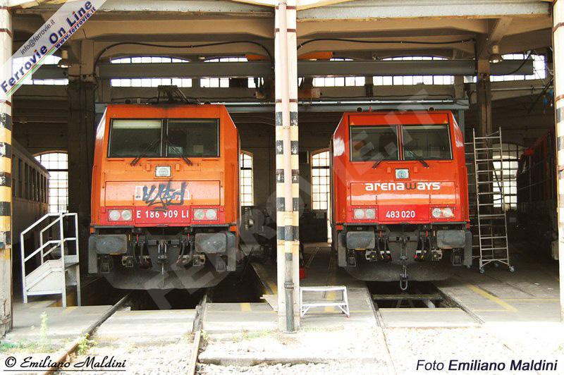 Un'immagine fino a qualche anno fa impensabile... Due locomotive della stessa famiglia (TRAXX), ma di imprese diverse, in sosta all'interno dello stesso deposito.