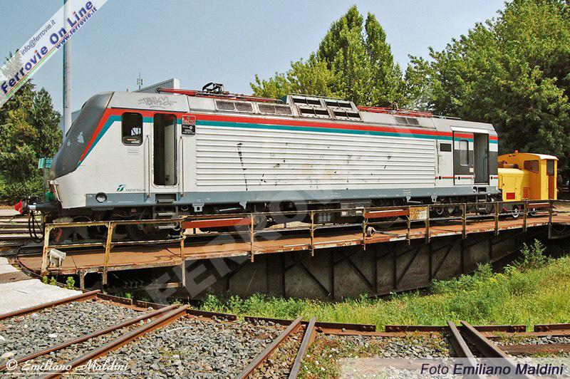 Oltre alle locomotive delle imprese ferroviarie private, ad Asti vengono riparate anche alcune le locomotive FS E.464. In fotografia vediamo la E.464.192, una delle unità che fu ripellicolata nei colori TI.