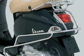 With Vespa logo. Perimetrale posteriore cromato. Con logo Vespa. Chrome-plated rear side protection.