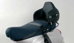 VESPA LX PAGE 3 MANOPOLE HANDGRIPS SEGGIOLINO BAMBINI BABY SEAT KIT 602940M Manopole in alluminio tornite dal pieno. Rifinito con eco-pelle. Colori: rosso, nero.