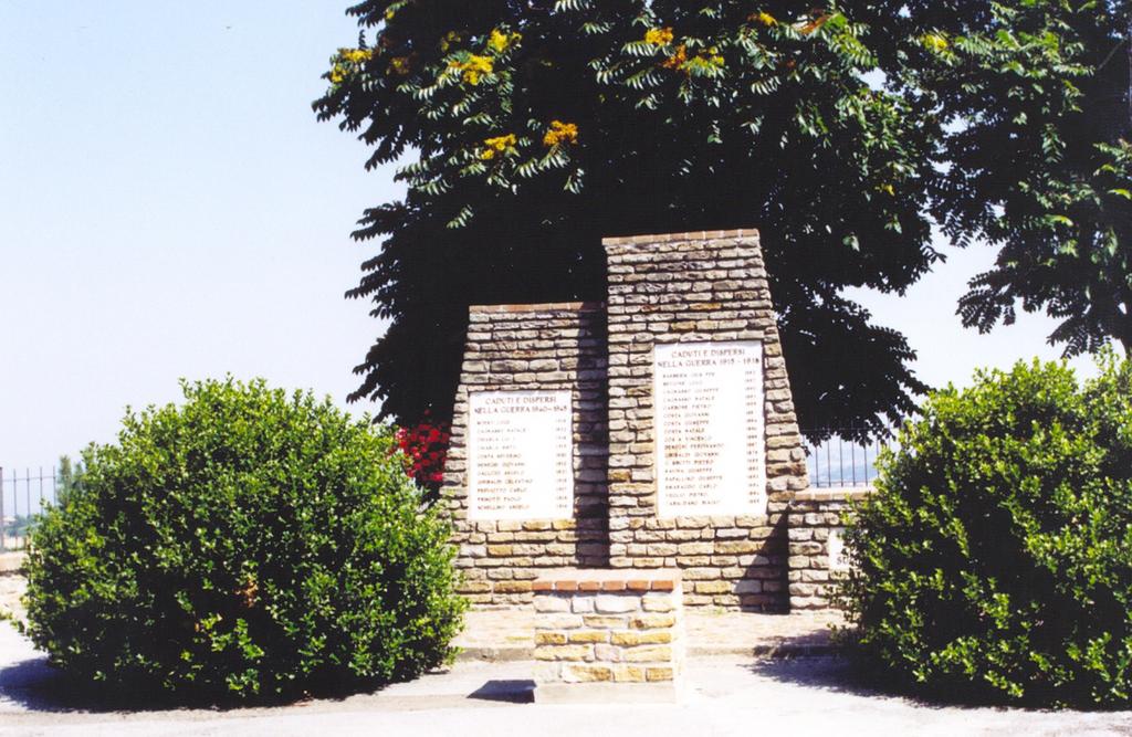 23 Il monumento ai Caduti di Cissone durante le