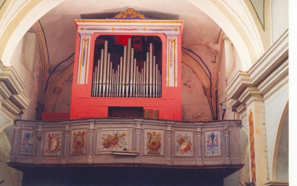 intarsiato, mentre l organo, del 1879, di Collino Padre