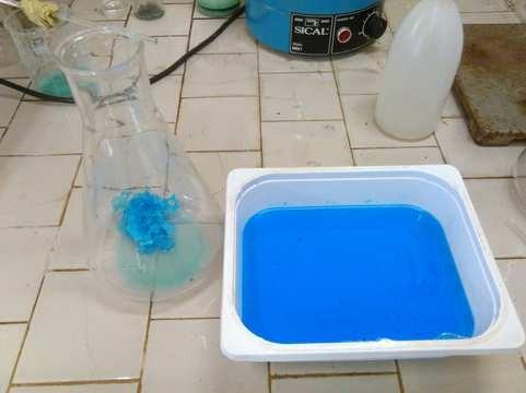 All aspetto la soluzione esausta si presenta di un colore azzurro più o meno intenso, a seconda di quanto è stata utilizzata In attesa di smaltimento conviene conservarla in bottiglie di vetro scuro