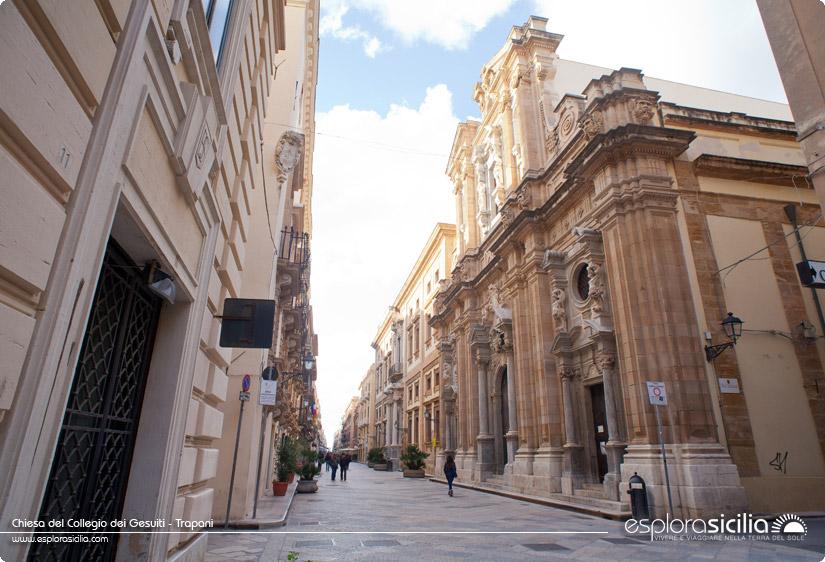 Poco costruzione attraversando e relativa piazza Chiesa Piazza. Un il suo di altro distante San si del convento.