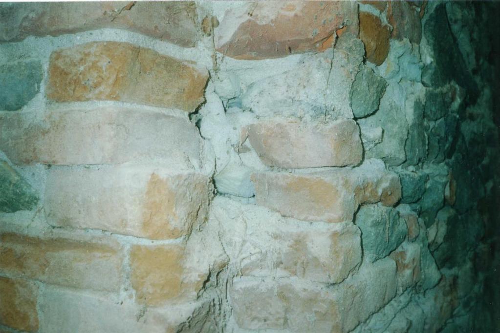 In questa muratura ad opera incerta in pietra gli elementi