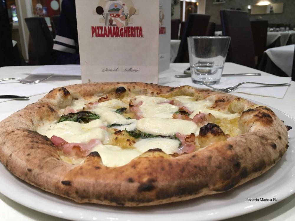 Pizza Margherita, bianca con ﬁordilatte, patate e cotto Radici, tra le recenti aperture, nel quartiere Pastena, un mix di