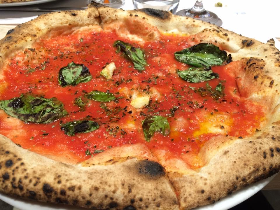 Re Denari, la marinara Regina Margherità, da Acerra con furore: la pizza di Andrea Paolella, rinnovata nel look e attenta alla qualità,