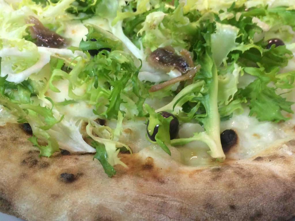 Pizzeria Resilienza, la pizza con scarola cruda e alici Salerosa, forno a pietra sorrentina per una tipologia diversa dal