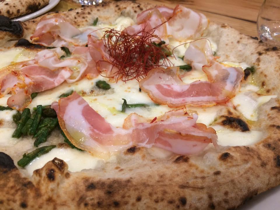 Pizzeria Madia, pancetta e asparagi Mansi, il pizzaiolo è campione del mondo e la sua pizza campionessa