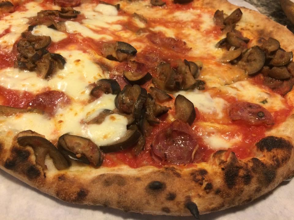 Pizzeria Mansi, la siciliana Pizza Margherita, locale dai grandi numeri, nella sede che fu di un