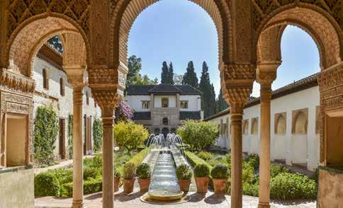 Arrivo e trasferimento a Granada. Sistemazione in albergo cena e pernottamento.