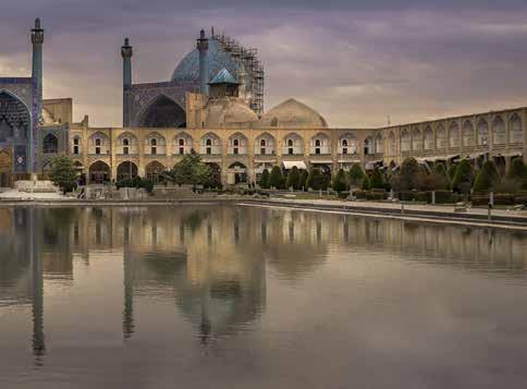 storia del Paese e il Palazzo del Golestan, la residenza storica della dinastia reale Qajar. 3 giorno: Kashan - Abyaneh - Isfahan Partenza in pullman per Isfahan (circa 400 km).