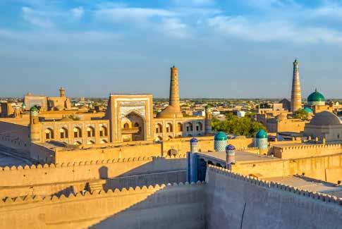 Arrivo a Urgench e trasferimento in pullman a Khiva dove è prevista la visita guidata di questa città antichissima di 2500 anni, una città-museo ancora intatta, con smaglianti maioliche dove