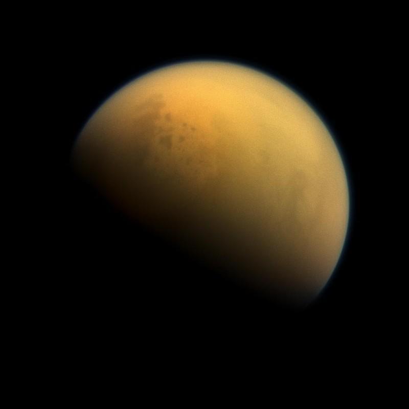 SATURNO: - Titano: Titano è l'unica luna nel nostro Sistema Solare con una densa atmosfera e uno spesso strato di nuvole.
