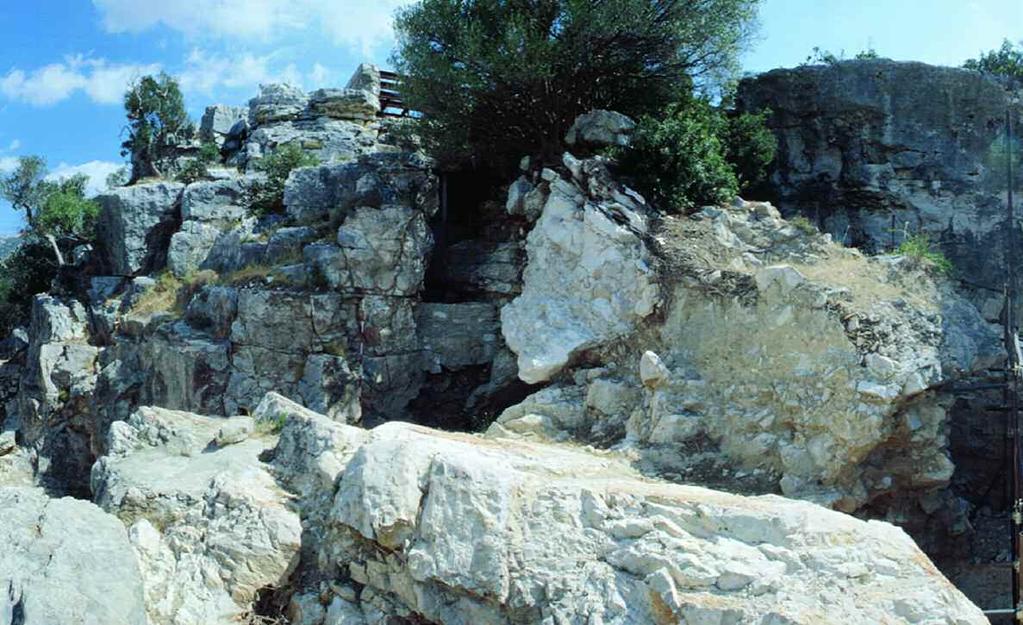 36 Grotta Paglicci, Rignano Garganico. Situata sul fianco meridionale del Gargano in agro di Rignano Garganico (Foggia), sulla riva destra del Vallone Settepende a circa 100 m slm (fig. 10).