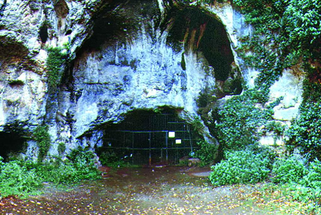 33 Grotta Santa Croce, Bisceglie. Grotta situata sul fianco destro della Lama di Santa Croce (fig. 6), 7 km a sud di Bisceglie (Bari); segnalata da S.