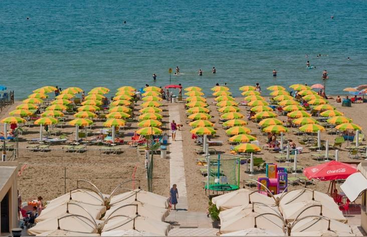 La spiaggia è in concessione, raggiungibile in piano. In spiaggia è presente una passerella, in pvc, larga cm100 che arriva fino alla prima fila di ombrelloni.