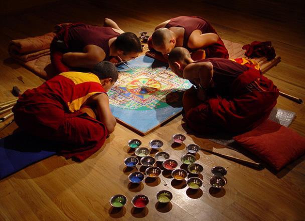 REALIZZAZIONE DI UN PICCOLO MANDALA 1) I monaci Tibetani saranno al rifugio Sibilla 1540 dal 20 al 30 di Agosto, essi svolgeranno tutte quelle attività tipiche di un monastero buddista.