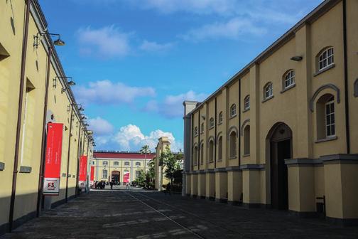 Ubicato tra Napoli e Portici, proprio sul primo tratto di ferrovia costruito nel Paese, adagiato tra il mare ed il