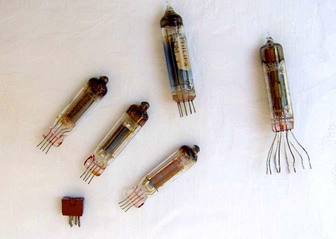 Tubi Elettronici Subminiatura Nell immediato dopo guerra fino all avvento del transistor, furono progettati e messi in commercio molti tipi di tubi elettronici di dimensioni ridotte (9.