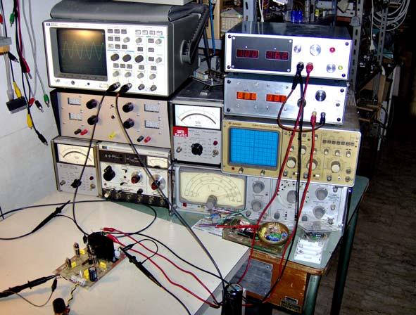 Collaudo Iniettando al suo ingresso un segnale di 2,7Veff (tensione massima in uscita dal generatore), l amplificatore ha fornito in uscita una tensione di 0,7V su un carico di 3,4Ω, pari a una