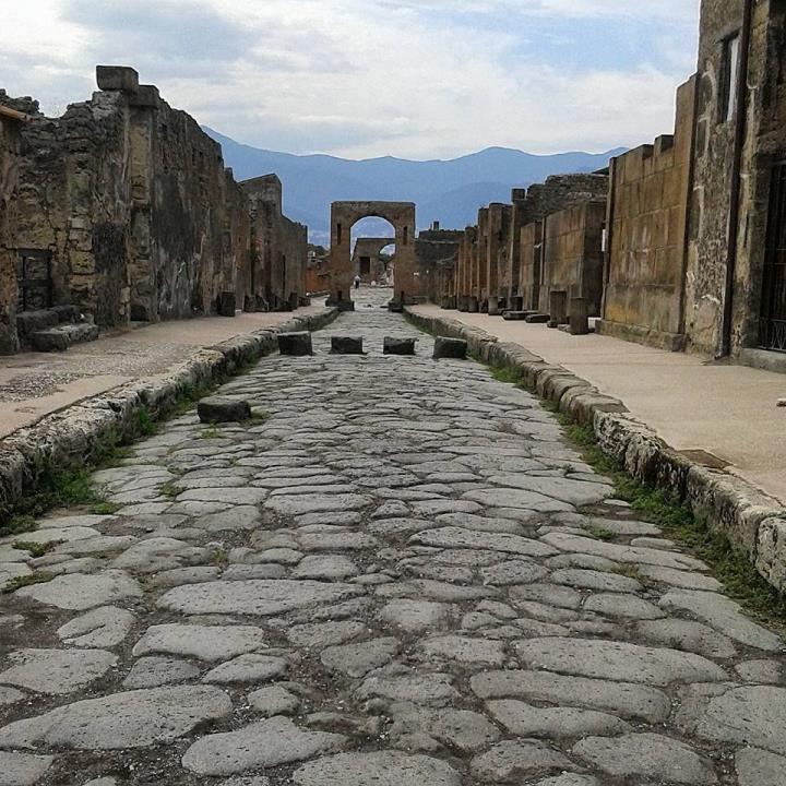 UN AFFASCINANTE DESTINAZIONE Tutta da Esplorare Pompei e Ercolano Siti UNESCO La Reggia di Caserta, Sito UNESCO La costiera Amalfitana con I gioeilli di Positano, Ravello e