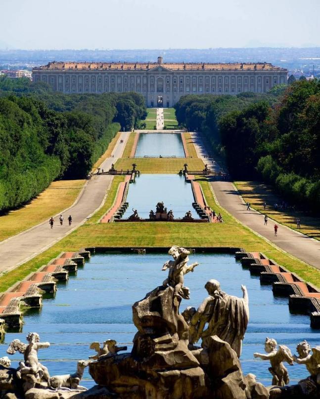 UN AFFASCINANTE DESTINAZIONE Tutta da esplorare Pompei e Ercolano Siti UNESCO La Reggia di Caserta, Sito UNESCO La costiera Amalfitana con i gioielli di Positano, Ravello e